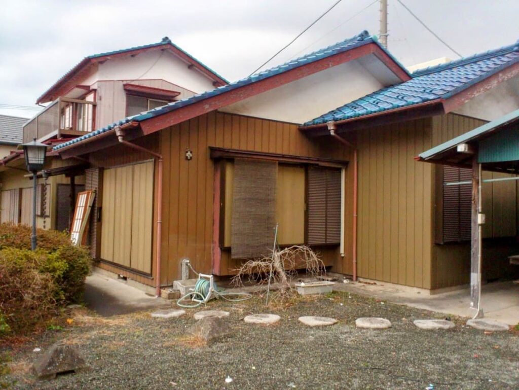 実家が空き家になったらどうする？相続手続きの流れ・放置リスク・活用方法を徹底解説